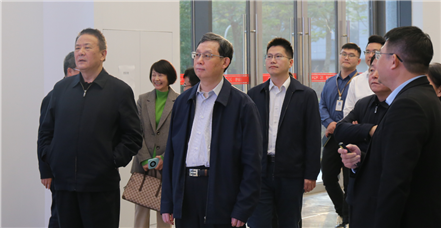 中国法学会副会长、最高法院咨询委员会副主任、最高法院原副院长姜伟一行莅临美高梅电子官网集团调研指导